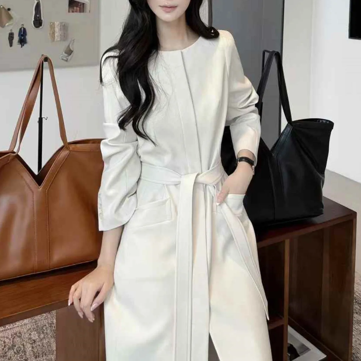 เสื้อเบลเซอร์ทรงยาวปานกลาง คอวี ผูกเชือก แต่งลูกไม้ สำหรับผู้หญิง คอลเลคชั่นฤดูใบไม้ผลิ/ฤดูใบไม้ร่วง ปี 2025 สีพื้น เรียบหรู สไตล์สาวออฟฟิศ