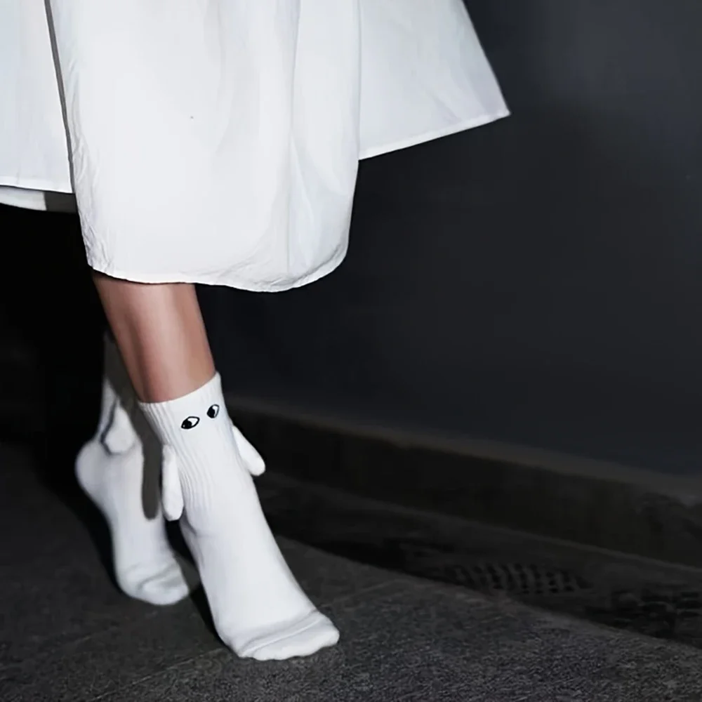 2/4/6/10 pares meias magnéticas com mãos mulheres homens moda preto branco engraçado bonito dos desenhos animados olhos casal meados tubo meias para presentes