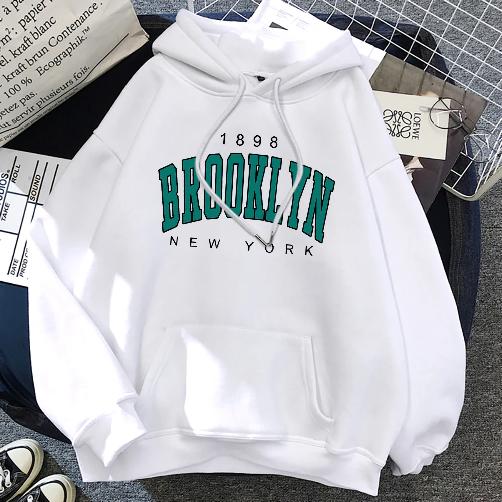 In 1898, Brooklyn, New York printed men\'s loose and comfortable street hoodies were created with creative hoodie nails