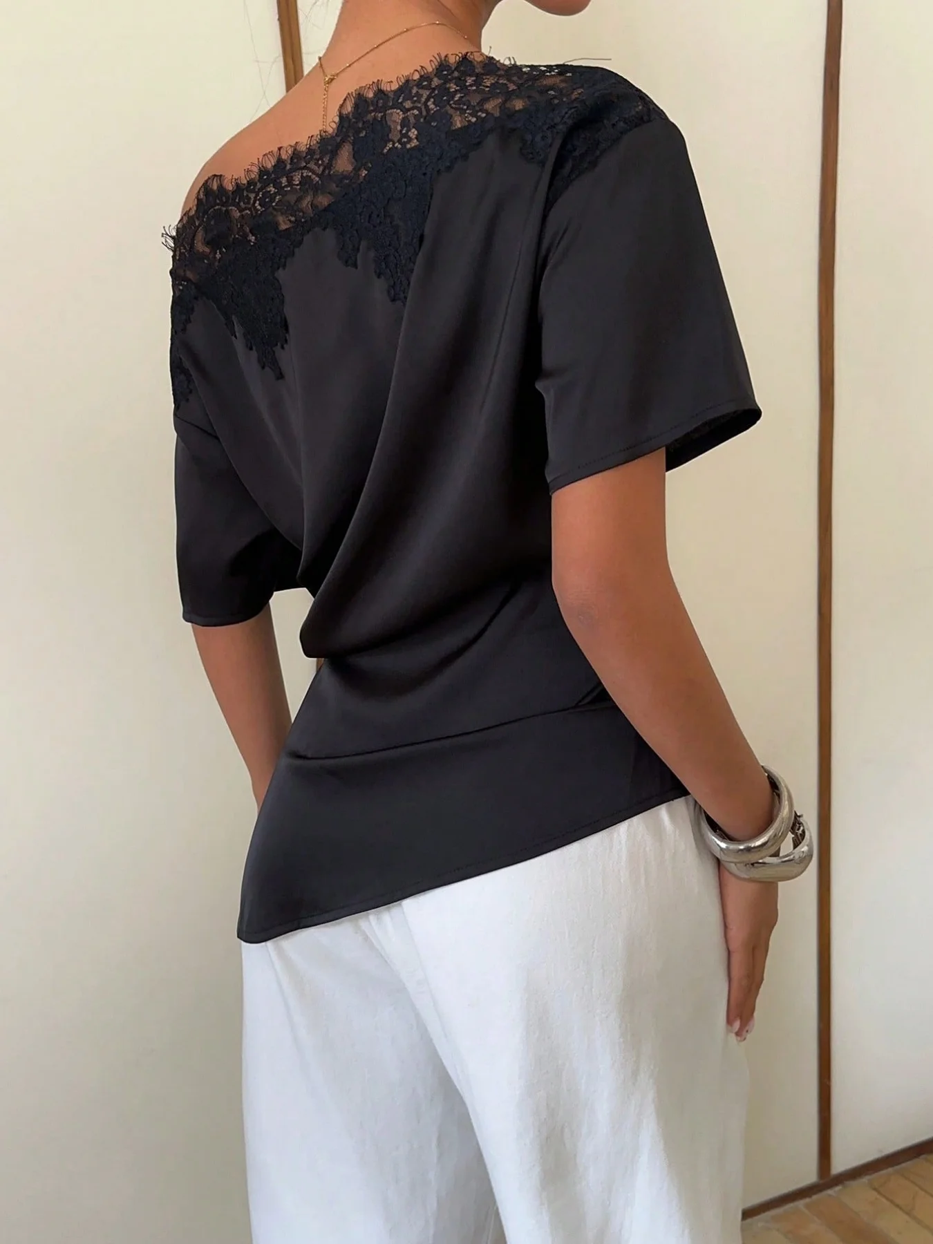 Sommermode Neuheit: Spitzen-Patchwork Asymmetrisches Top mit Unregelmäßiger Taille, Glamouröses Satin-Oberteil in Unifarbe mit Kurzen Ärmeln – Detail 6