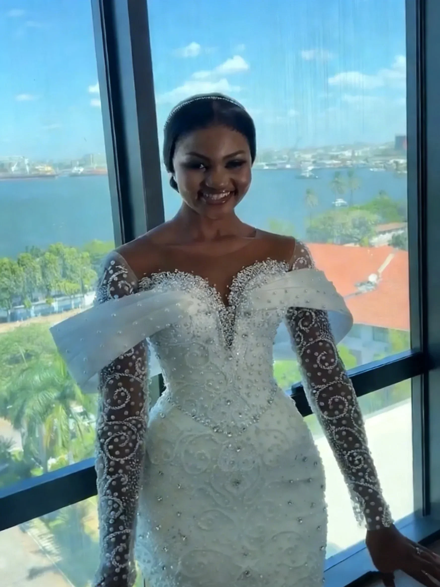 Luxurious Sparkling Mermaid Lace Crystal Beaded Wedding Dress Sexy V-neck Long Sleeve Strap Detachable Bridal Dress Customized