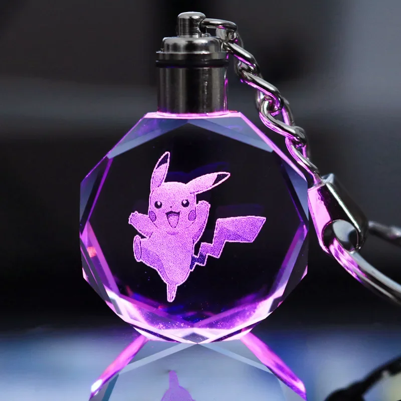 Anime Pokemon Bunte Kristall-Lampe Schlüsselanhänger Cartoon Pikachu Actionfiguren Glas-Anhänger Nachtlicht Schlüsselring Kette Spielzeug Geschenke