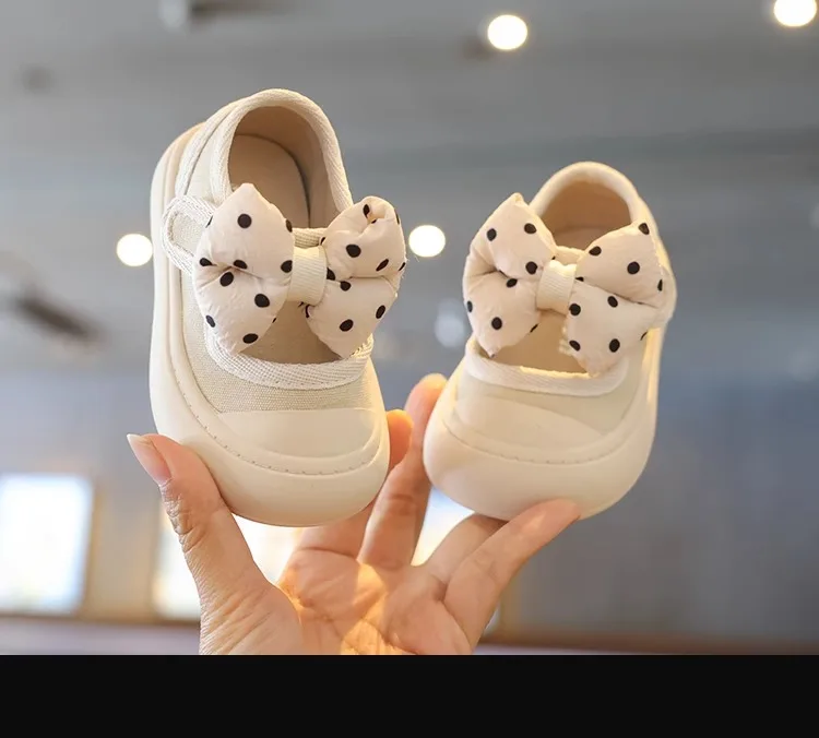 Baby-Kinder-Wanderschuhe, Zehenkappe, Anti-Kicked-Mädchen, flache Schuhe, rutschfeste weiche Sohle, 2025, neue Kinder-Freizeitschuhe, große Schleife, gepunktet – Detail 2