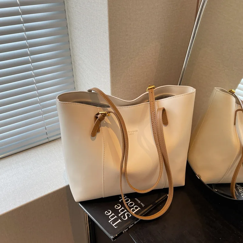 

Роскошная женская сумка-тоут 2025 года, просторная сумка через плечо с регулируемым ремнем и верхней ручкой, необходимая сумка для кампуса