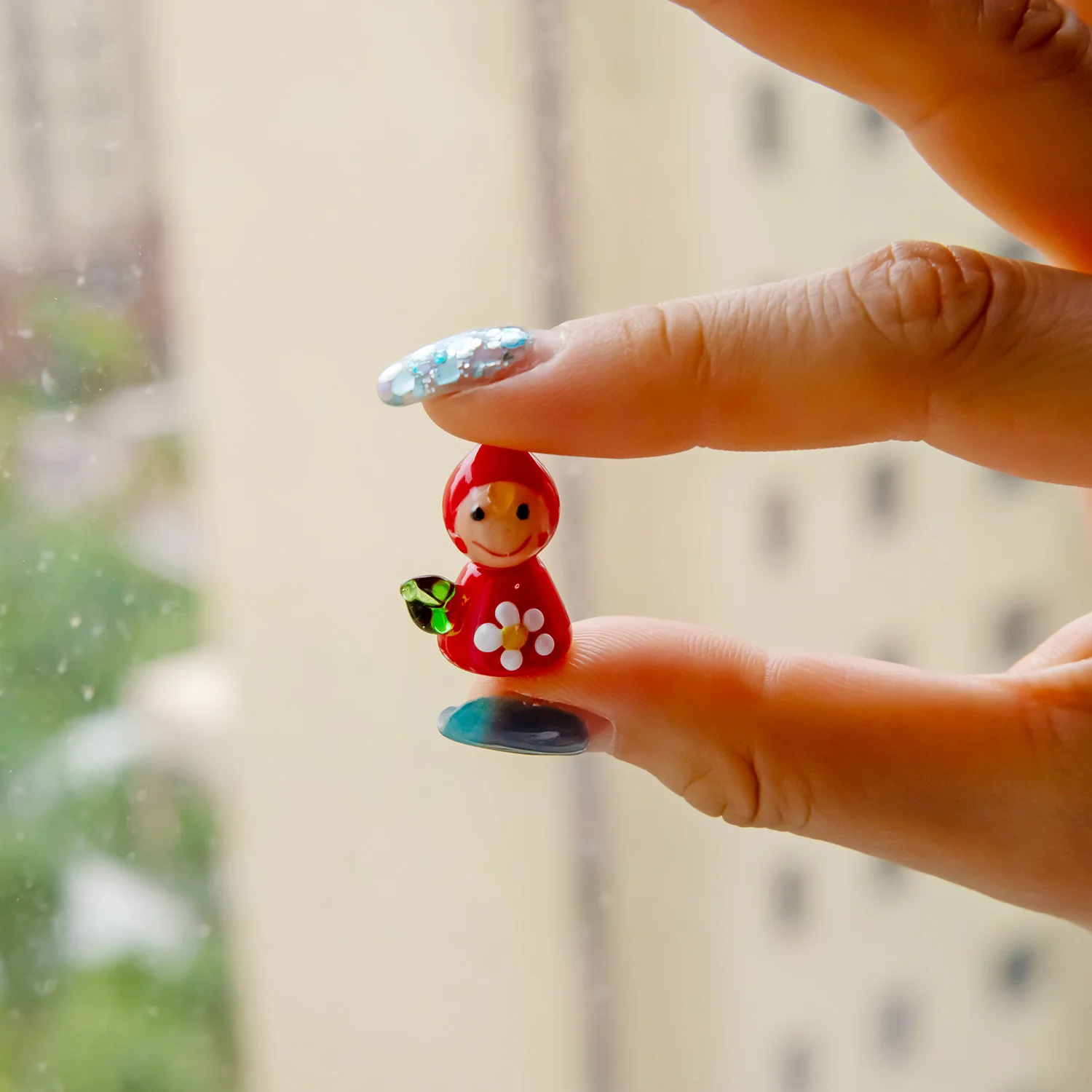 KANGMING Miniature Hand-Blown Original Design Glass Artwork, Cute Red Girl Figurine Sculpture for Home Décor and Gifting