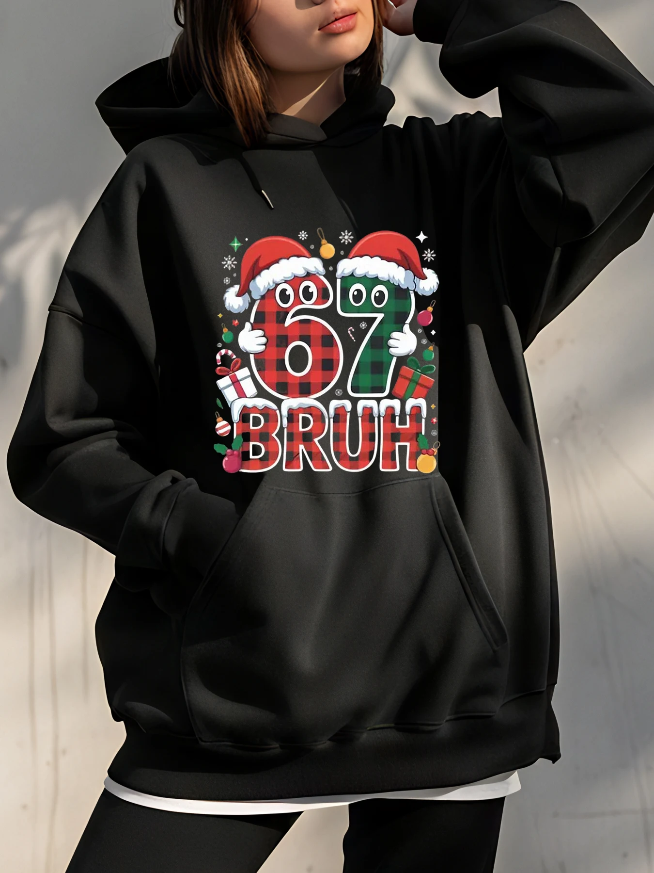 

Рождественская толстовка 67, Bruh с клетчатым дизайном Санта-Клауса и деталями подарка для праздничного ношения