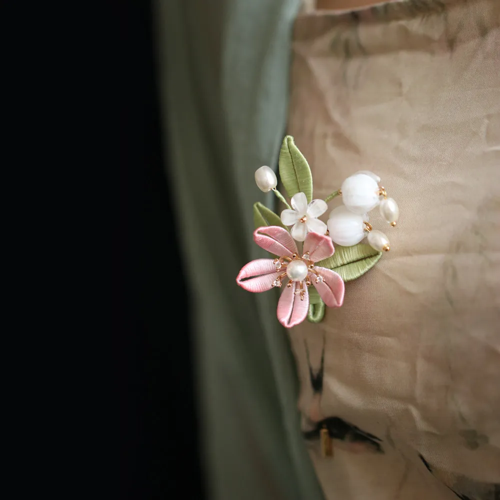 Handmade Chinese Silk Wrapped Pink Peach Blossom Brooch New Chinese Style Hanfu Cheongsam Faux Pearl Lapel Pin For Spring Summer