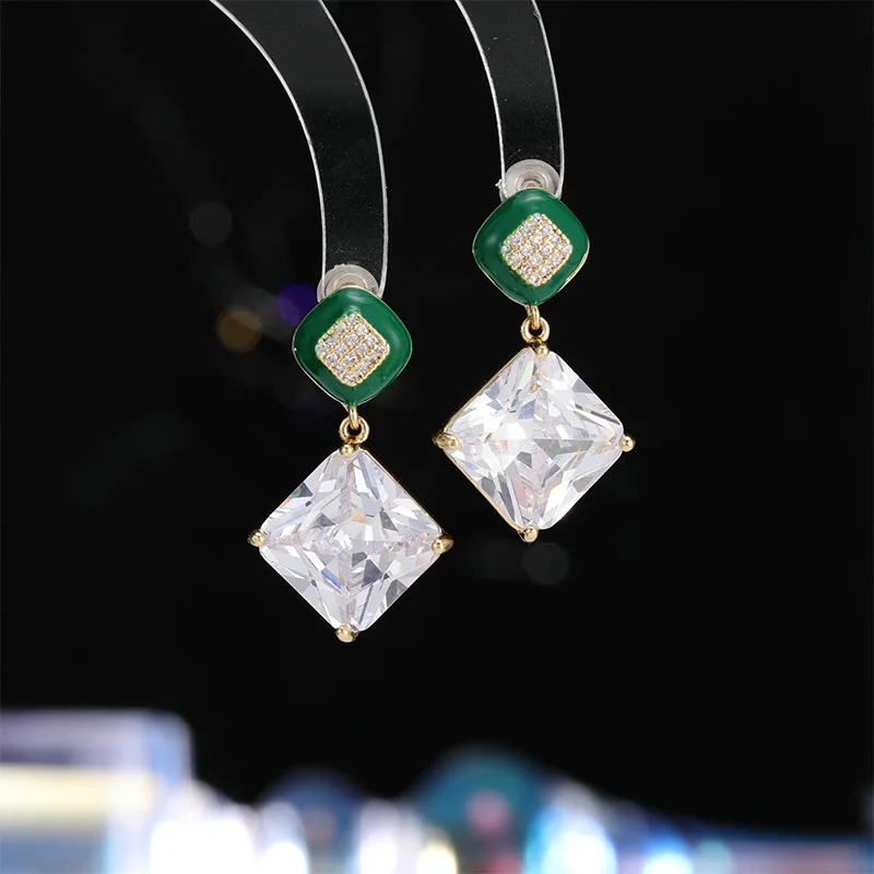 

The stud earrings are elegant, simple, niche, fashionable and versatile with a strong sense of design. They are light luxury