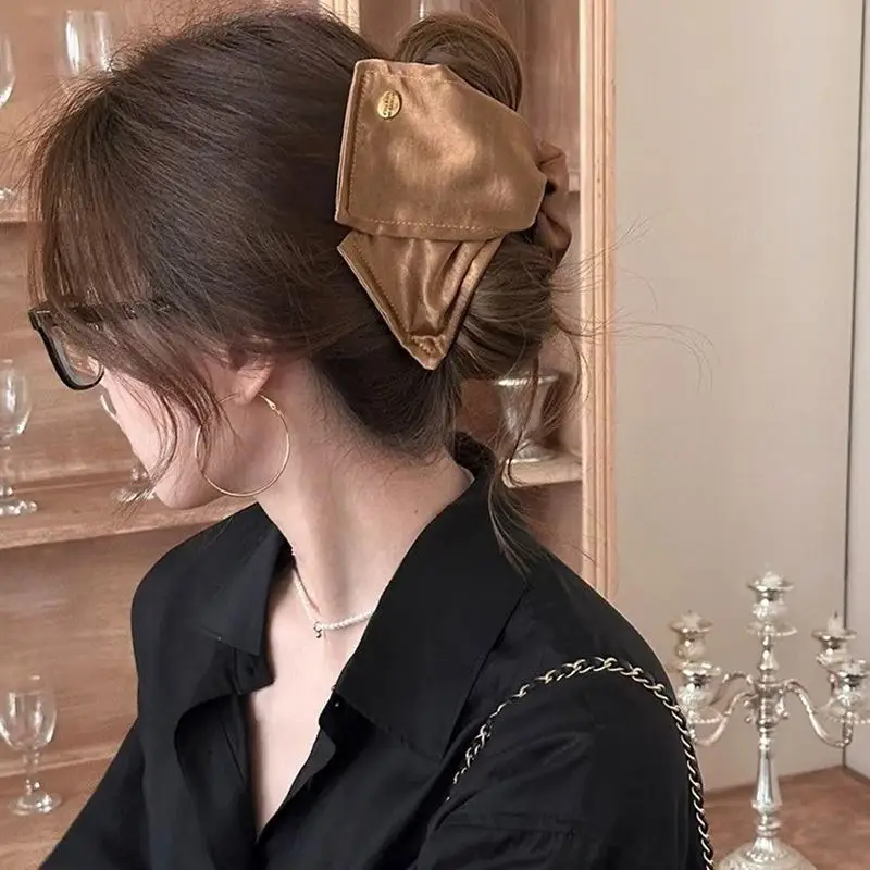 1 Stück Damen Luxus-Haarspange im französischen Stil, französische Stoff-Muschel-Dreieck-Haarspange, Haar-Accessoires – Detail 4