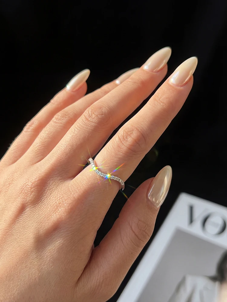 Schlichter klassischer Wellen-Moissanit-Diamant-Ehering für Damen, Verlobung, luxuriöser, hochwertiger Schmuck – Detail 3