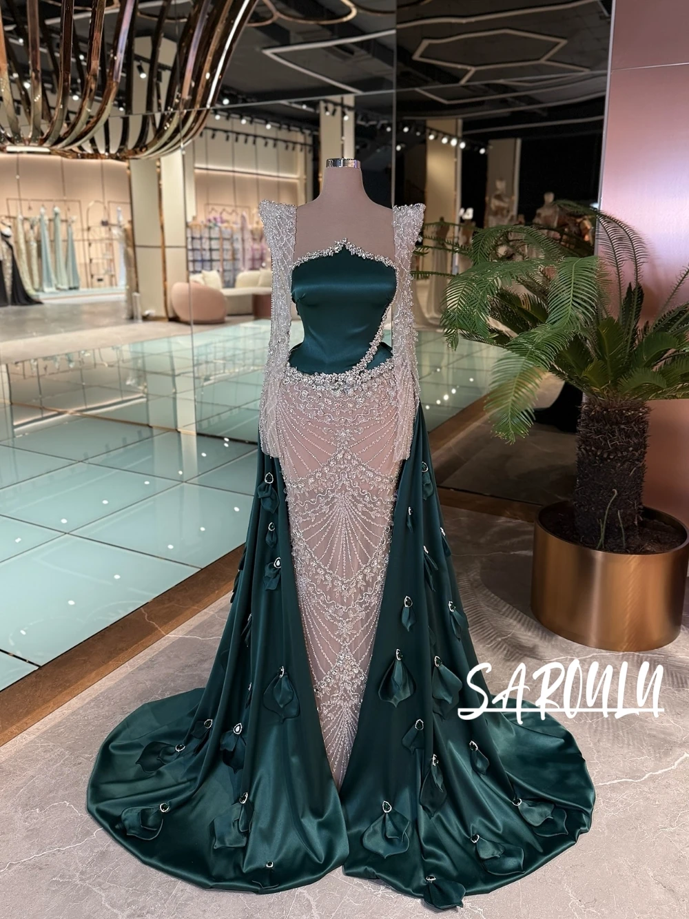 

Изумрудно-зеленое атласное вечернее платье на заказ, уникальные аппликации, расшитое кристаллами и бисером, иллюзия, роскошное платье для выпускного вечера с драпированным шлейфом