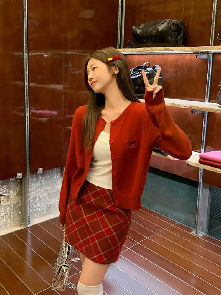 

2024 New Ladies Retro Black Grey Slim Knitwear Cardigan Sweater Autumn Winter Women Red Single Breasted Bow Embroidery Short Top