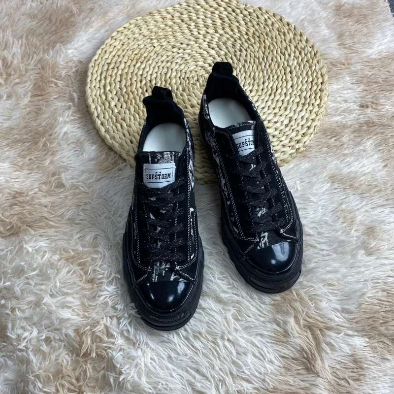 

Black and gray color matching old graffiti canvas shoes, thick soled height increasing niche board shoes, dark style trendy