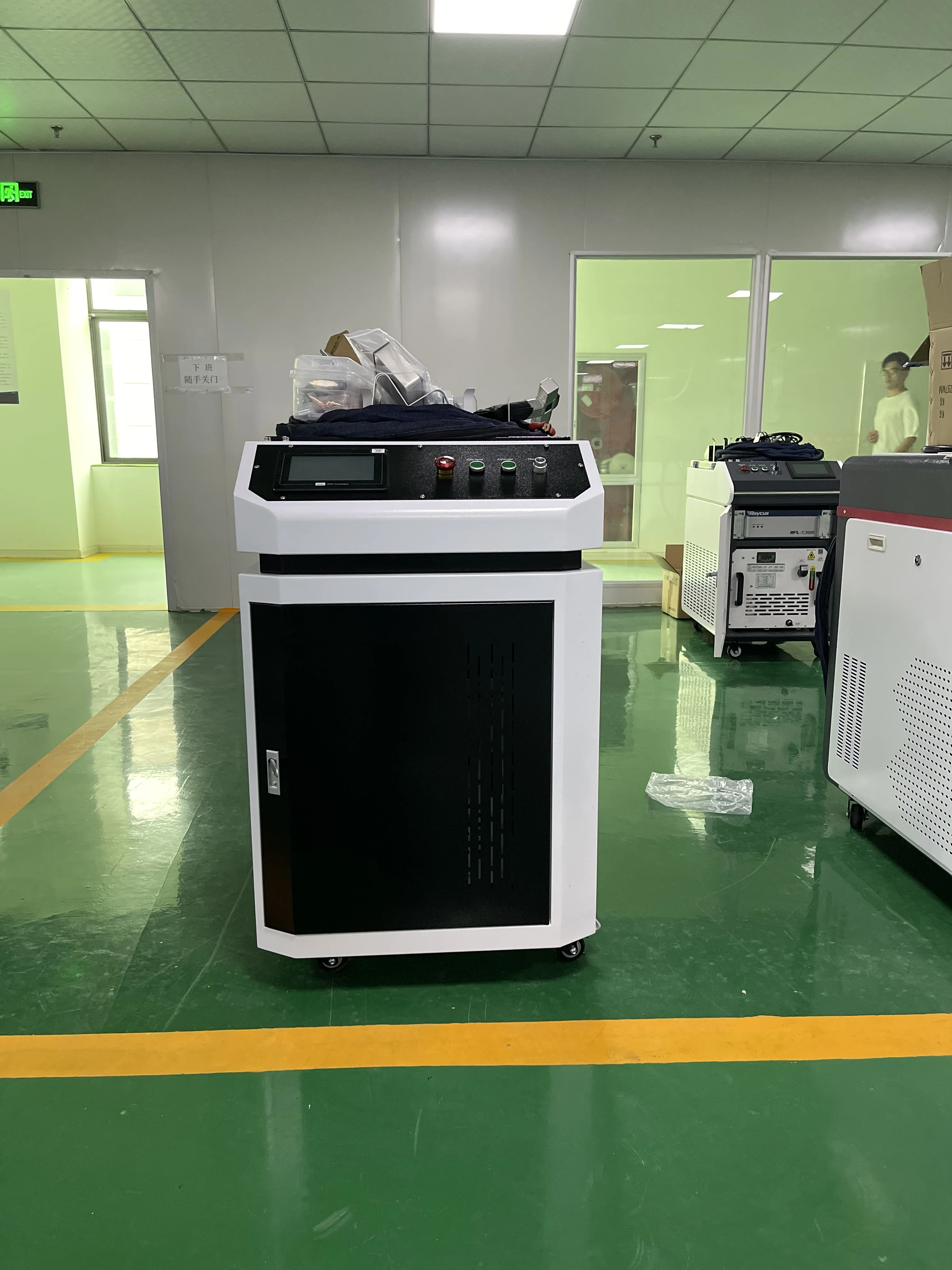 Small Business High Safety Level 1000W 1500W 2000W Stainless Steel Portable Laser Welding Machine To Connect Metal