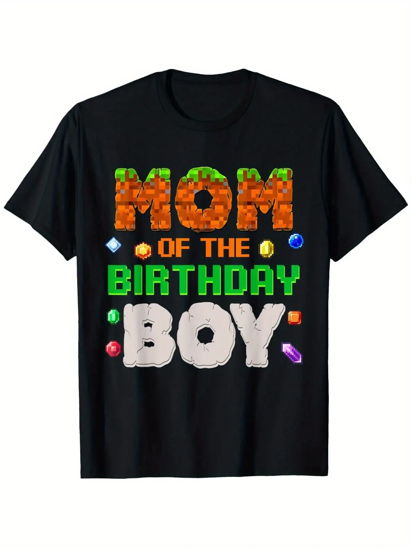 تي شيرت قطني للرجال من Birthday Boy Mom' Pixelated Tex - ناعم، مسامي، متين، رقبة دائرية، أكمام قصيرة - مثالي للاحتفال