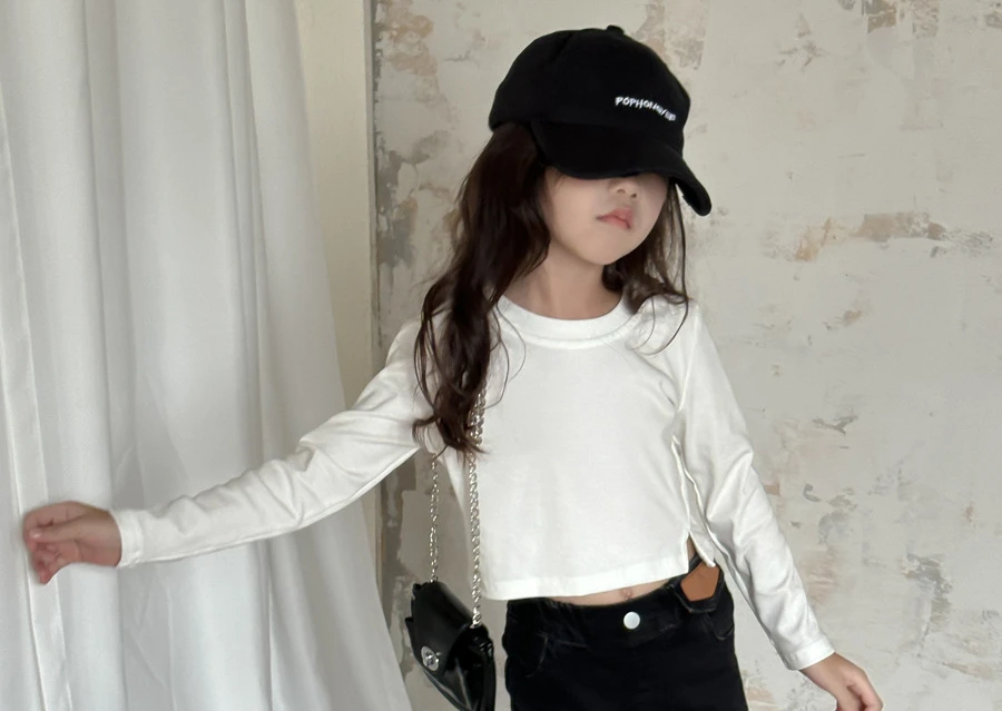 T-Shirt Girl autunno New Short Bottom Layer Shirt bambini Split Fork Design Sense 2024 moda abbigliamento per bambini