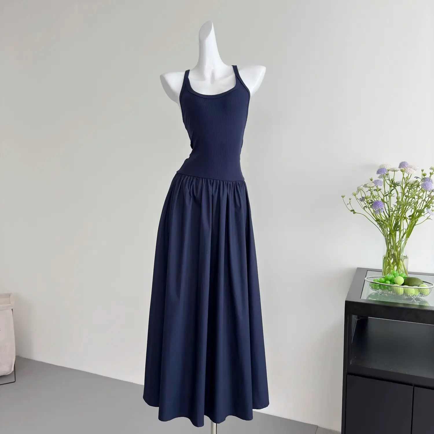 

2025 summer new high-end slim-fitting white sleeveless U-neck suspender dress large skirt mopping floor long dress