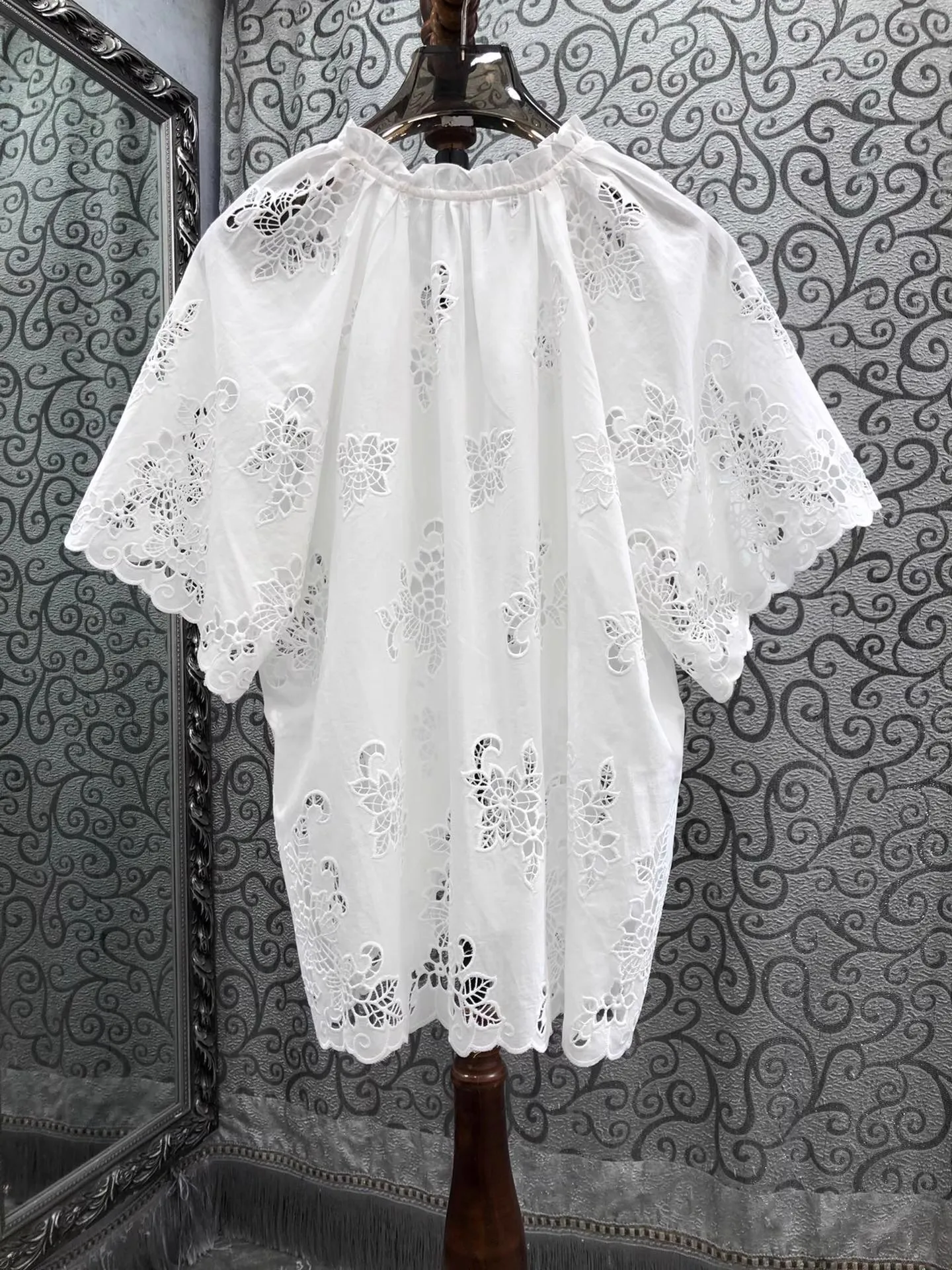 100% ملابس علوية من القطن 2025 موضة الصيف بلوزة بيضاء المرأة القوس طوق الجوف خارج التطريز قصيرة الأكمام بلوزات فضفاضة أنيقة الإناث