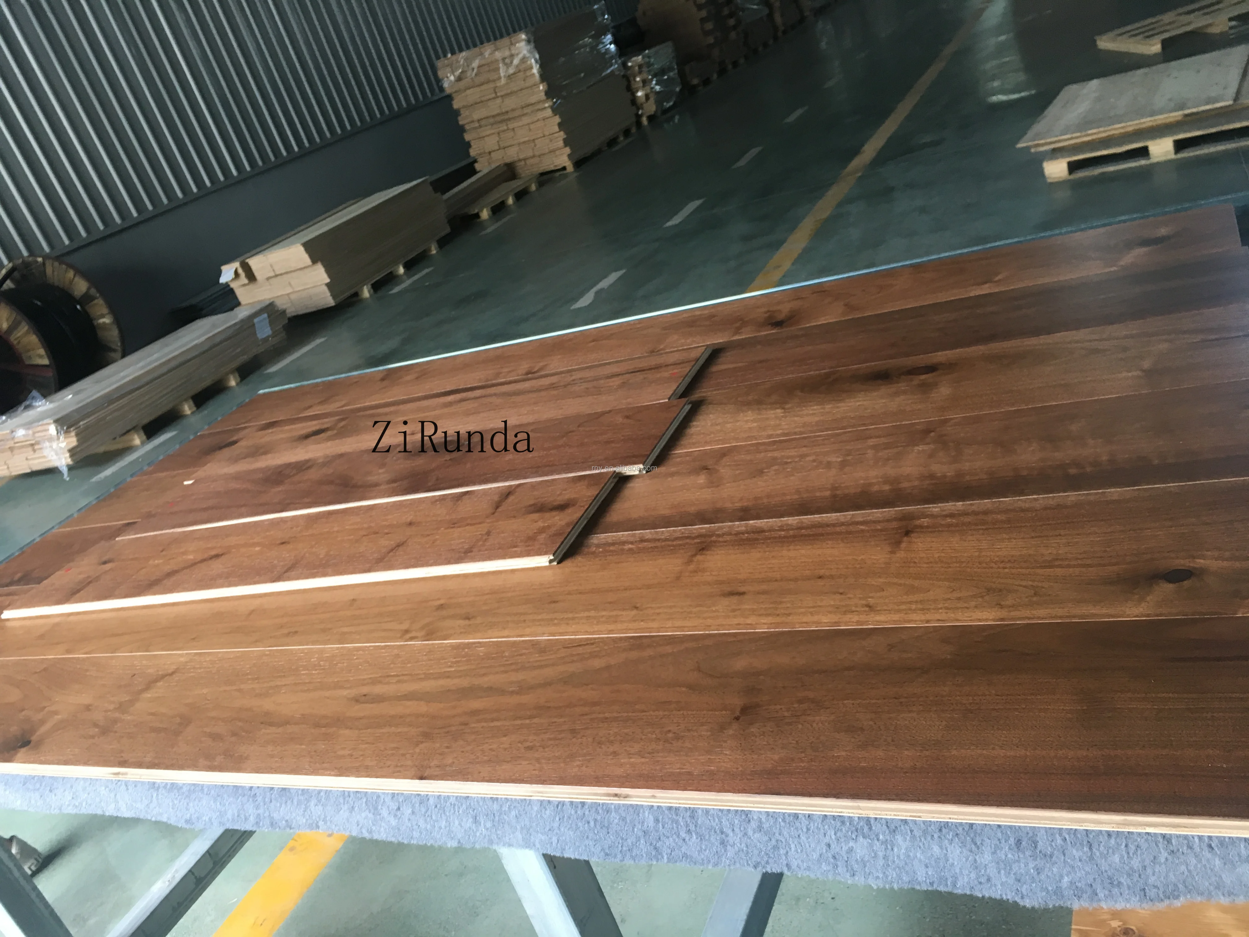 Versión personalizada de piso de madera cepillada de nogal interior, material de nogal negro de estilo europeo