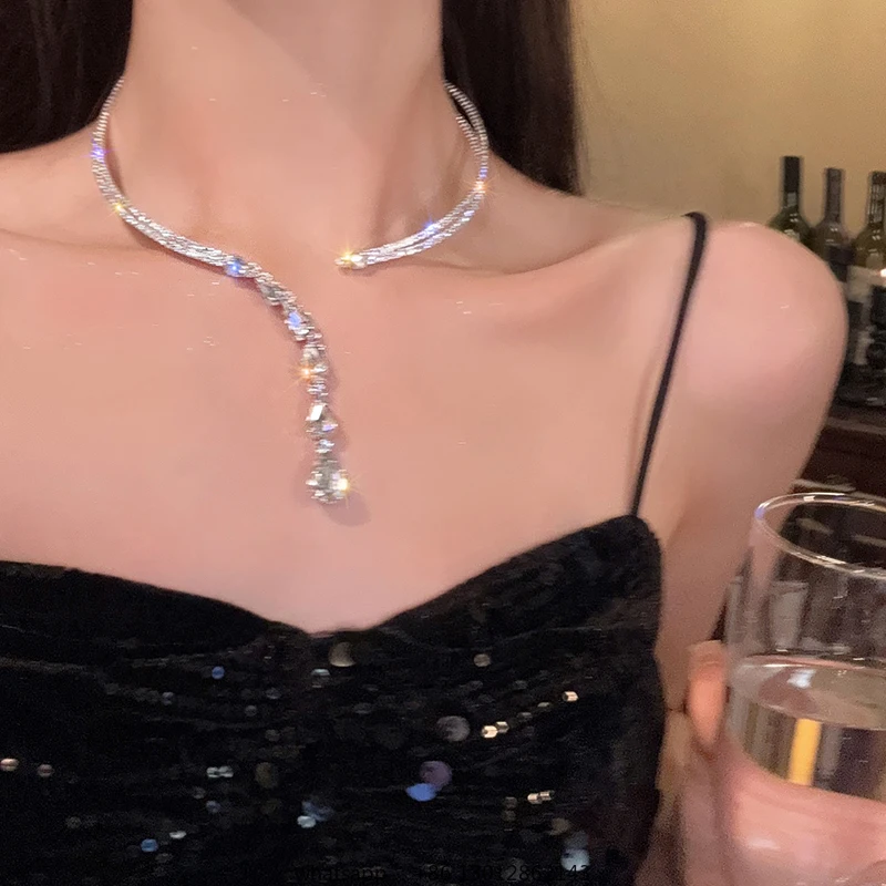 

Два износа ожерелья с повязкой на голову с бриллиантами и кисточками