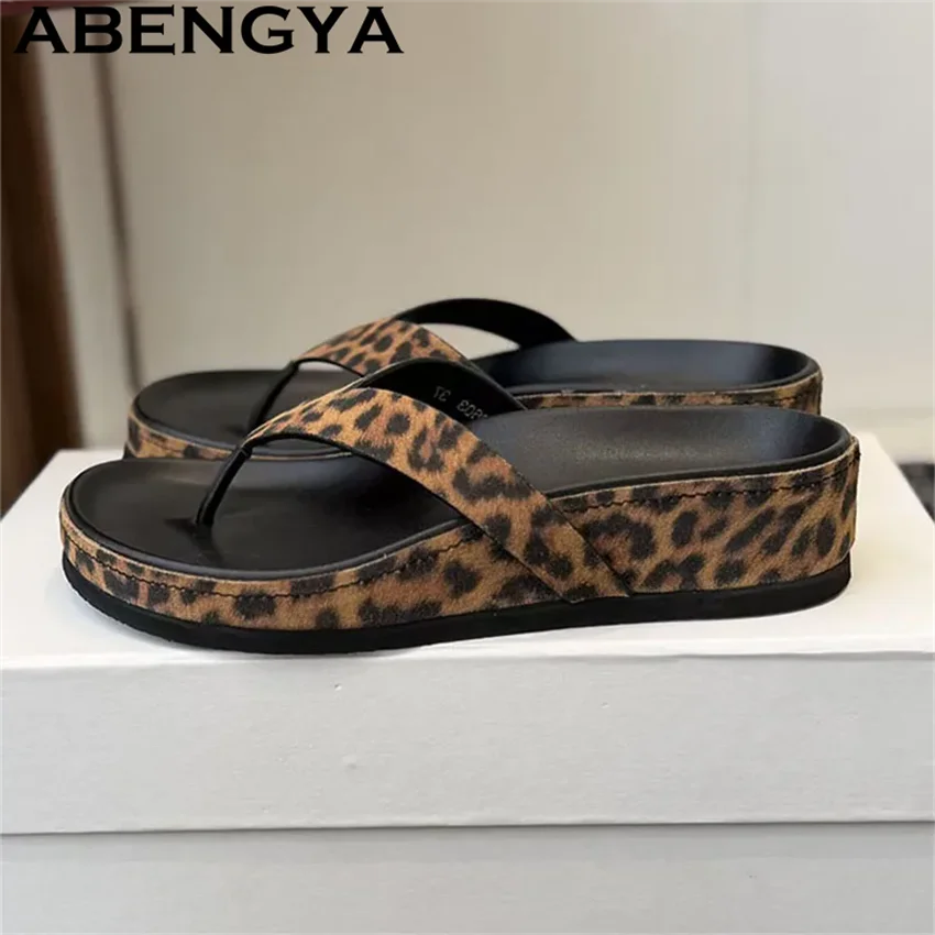 

ABENGYA 2026 Новые летние модные шлепанцы на платформе для женщин, с круглым носком, на толстой подошве, повседневные пляжные туфли, модные мюли-шлепанцы