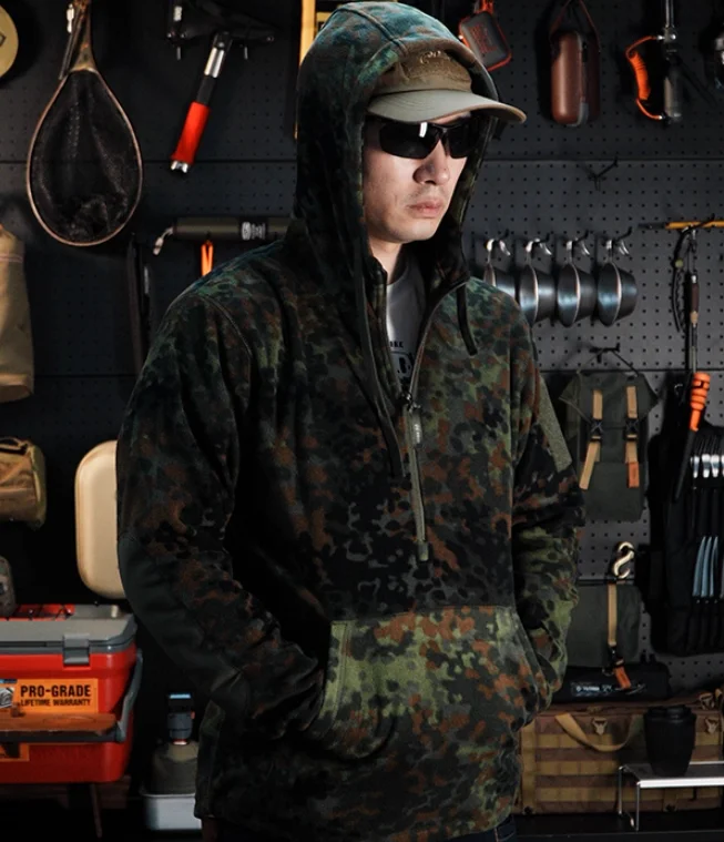Homem com capuz alemão Flecktarn suéter ao ar livre selva