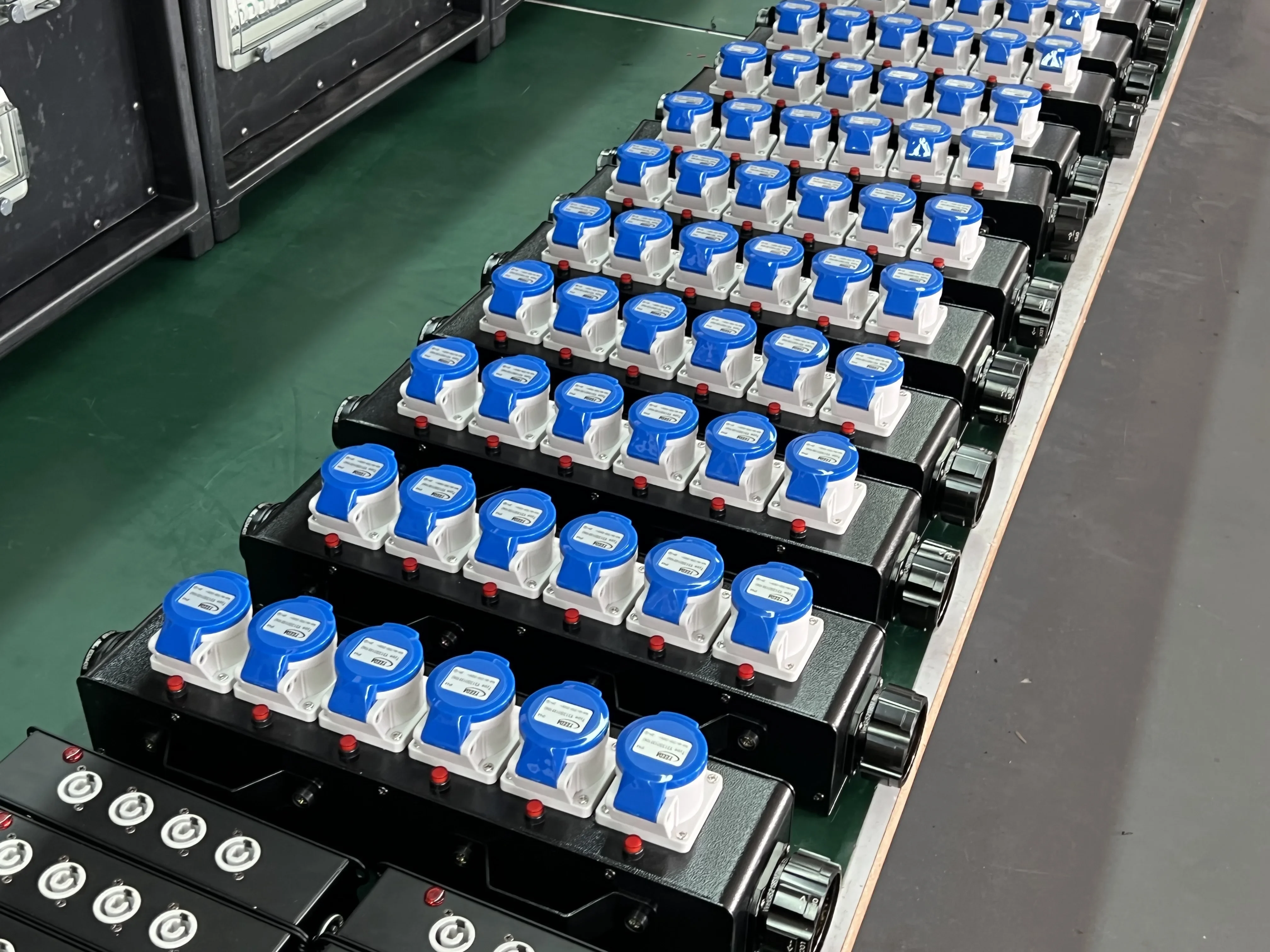 2026 Socapex إلى CEE Box معدات توزيع الطاقة 16A 230V CEE Power Box