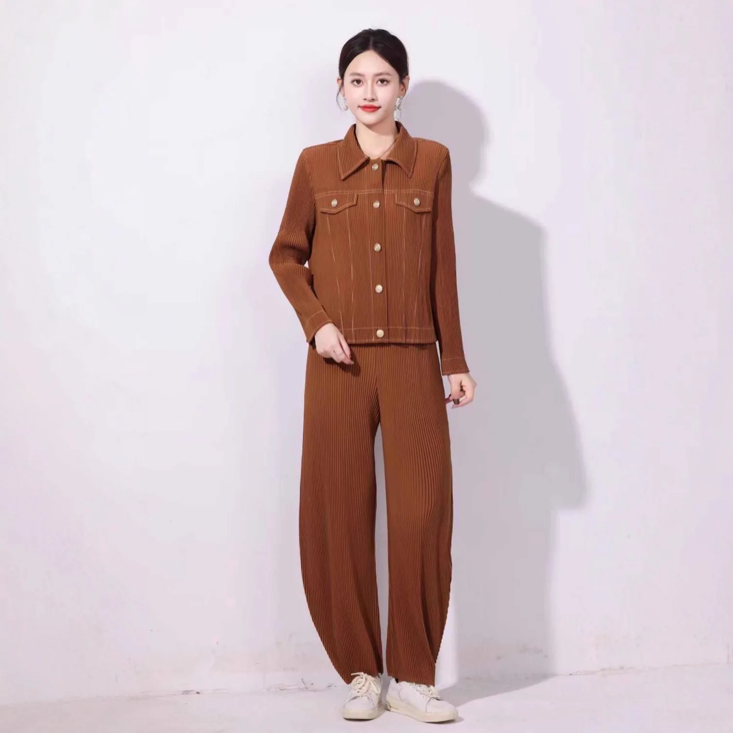 

Miyake Fold 2025 Осенний модный повседневный комплект в стиле ретро, женские свободные и простые складные верхние брюки, комплект из двух предметов со складками