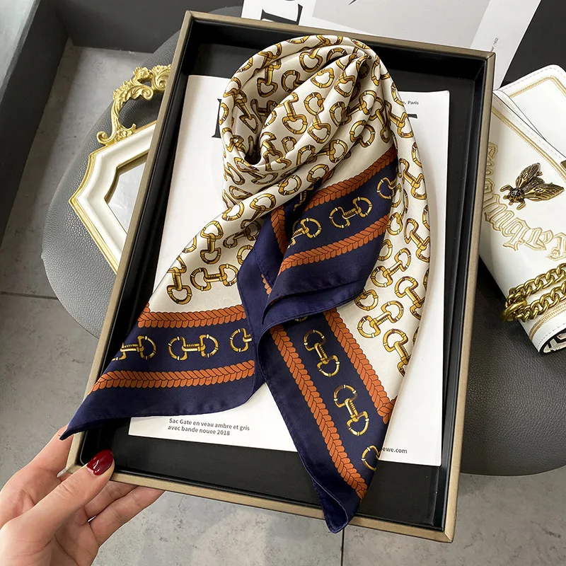 2023 Fashion Brand Metal Horseshoe Chain Champagne Silk 70x70cm Square Scarf Female Tie Hair Tie Bag Professional Woman Scarf