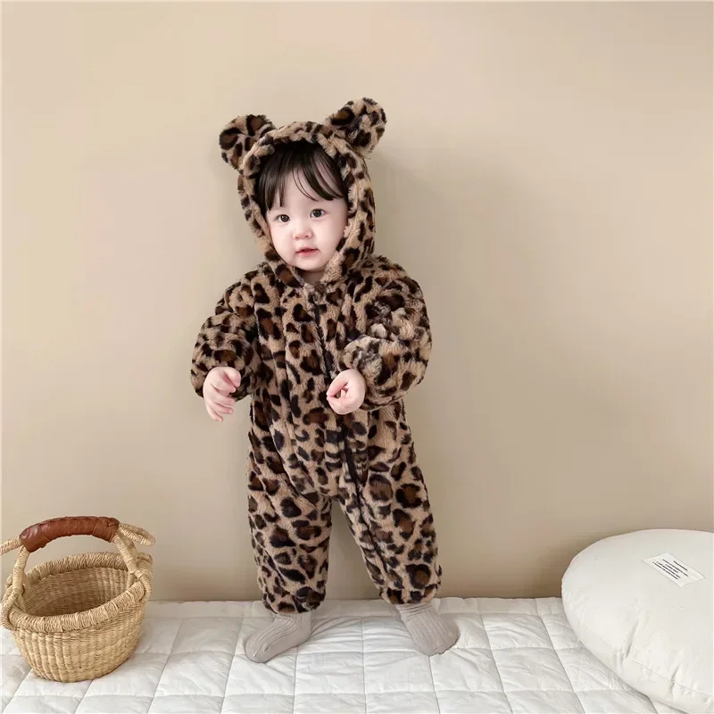 Winter 2023 Ins Newborn Girls Jumpsuit Plush Hairy Hooded Plus Thick Warm Baby Girls Rompers Leopard Infant Girls Bodysuit