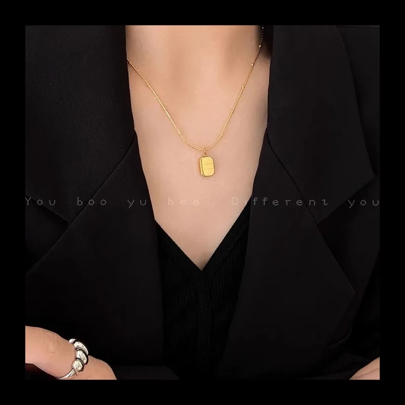 بسيطة حلوة وباردة الفضة مربع إلكتروني قلادة المرأة 2024 جديد تي شيرت سترة سلسلة ضوء الفاخرة المتخصصة الراقية Accessori