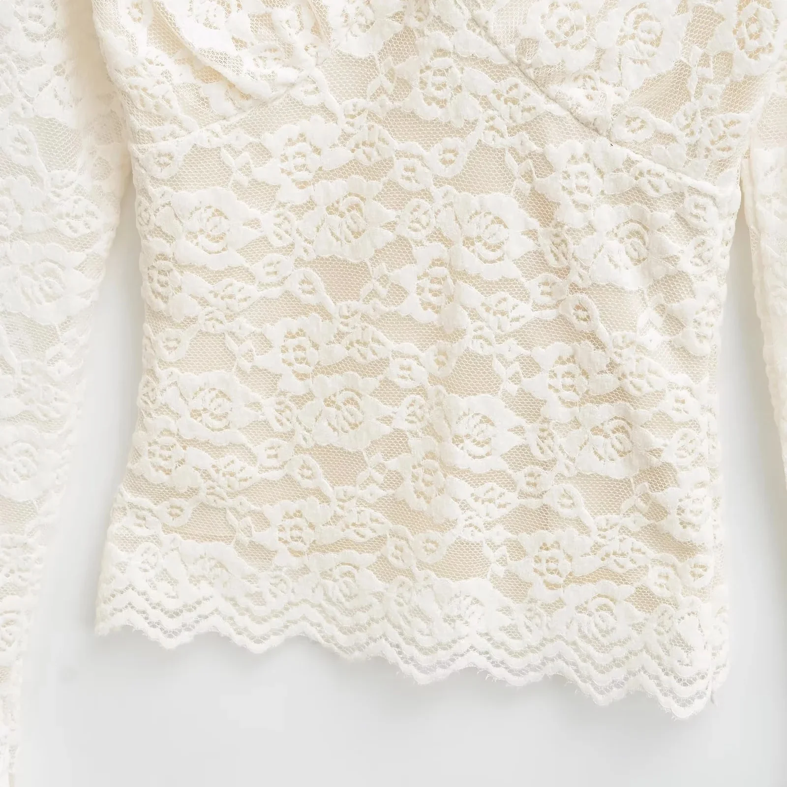 Seksowna, długa koszulka z dekoltem w serek, koronkowymi falbanami, dopasowana, jesienno-zimowa, bazowa koszulka, bielizna, top.