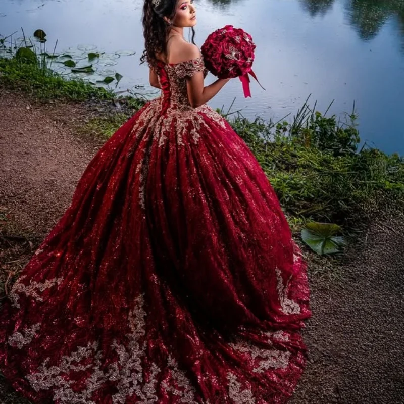 فساتين Quinceanera باللون الأحمر اللامع مخصصة قبالة الكتف كريستال بريق كريستال صائق ذيل طويل فيستدو 15 Quinceanera