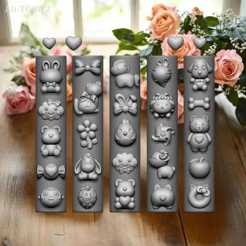 Neosfg Cartoon Niedliche Tiere 3D Silikon Nagelform DIY Frucht-Design Transparente Form Maniküre-Design-Werkzeuge Nagelkunst-Dekoration
