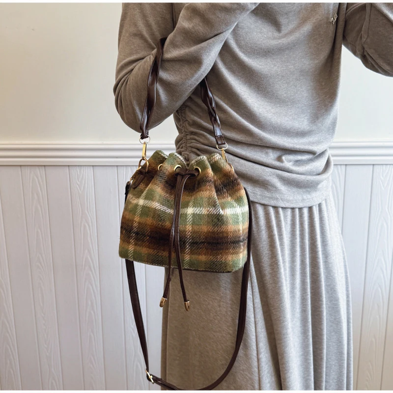 Tweed-Karo-Umhängetasche mit Kordelzug, klassische karierte Damenhandtasche, Retro-Make-up-Tasche, elegante Herbst-/Wintertasche – Detail 16