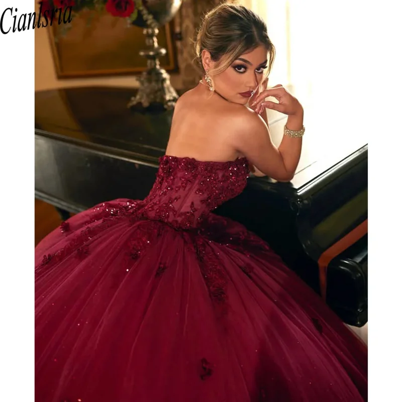 فساتين quinceanera باللون الأحمر الخمري ثوب حفلة 2025 ترتر على شكل قلب حلو 16 فستان برباط للحفلات الراقصة رداء دي بال مخصص