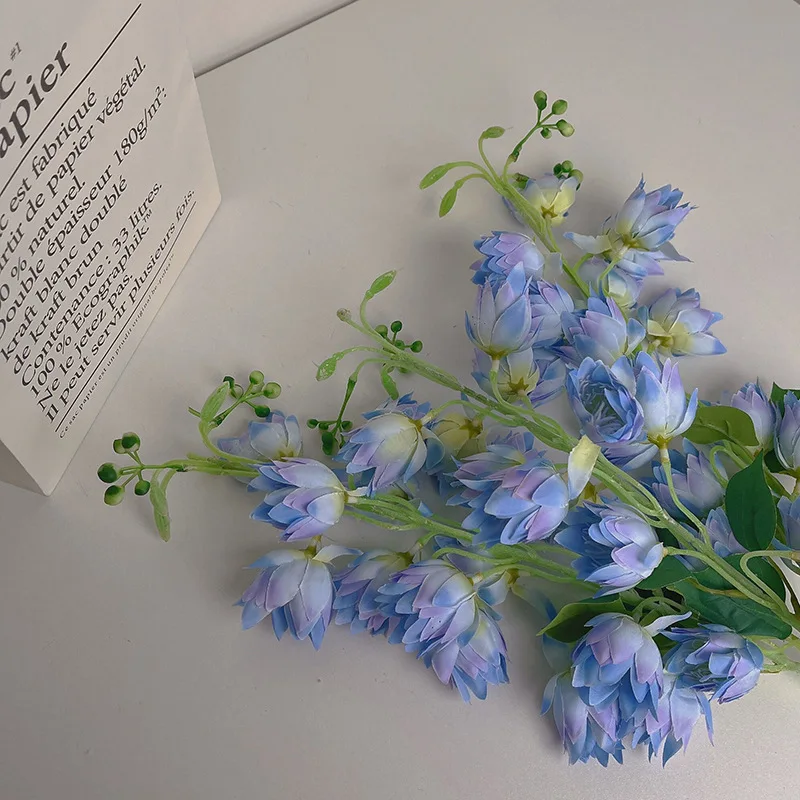 Ramo de Flores Artificiais Realistas de Yucca e Lírio-do-Vale em Seda para Decoração de Casa e Casamento - Flor Azul Falsa com Aparência Natural