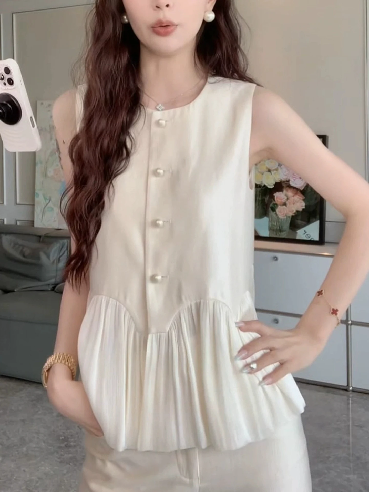 توب نسائي صيفي 2025 بتصميم أنيق وعصري بدون أكمام بزر واحد، مناسب للعمل والمناسبات اليومية.