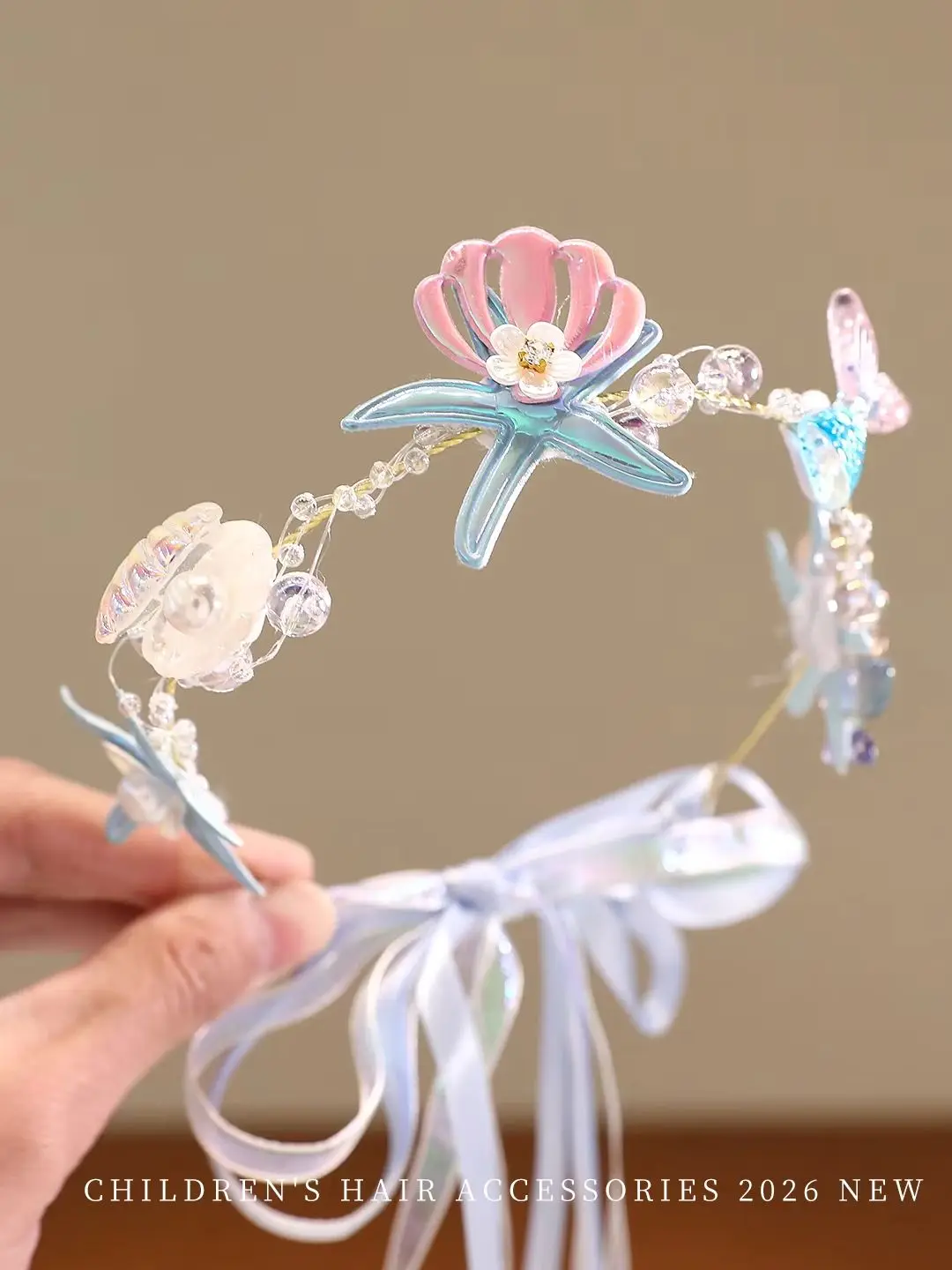 2026 Neue Prinzessinnen-Stirnbänder in Blau und Rosa mit Blumen, Schmetterlingen, Muscheln und Perlenquasten, lange Bänder, schmerzfrei für Babys und Mädchen, als Geschenk – Detail 6