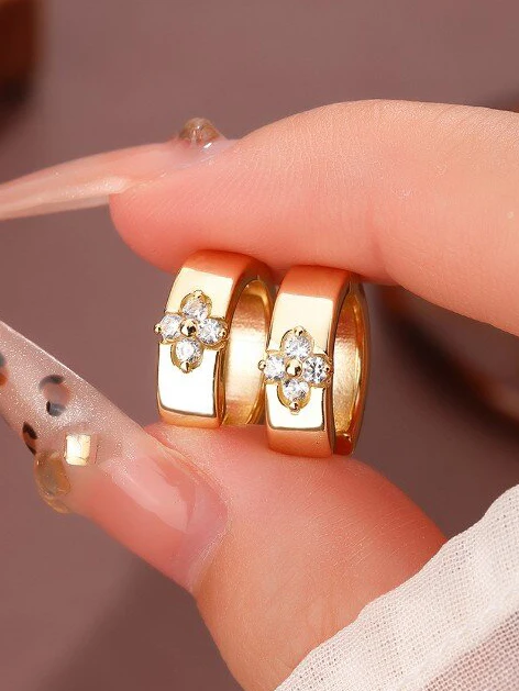 

S925 Европейские и американские легкие роскошные элегантные и изысканные серьги из стерлингового серебра с четырьмя листьями клевера, модные серьги-гвоздики в стиле ретро, подарок для влюбленных, друга или Bestie на день рождения, подходят для повседневно