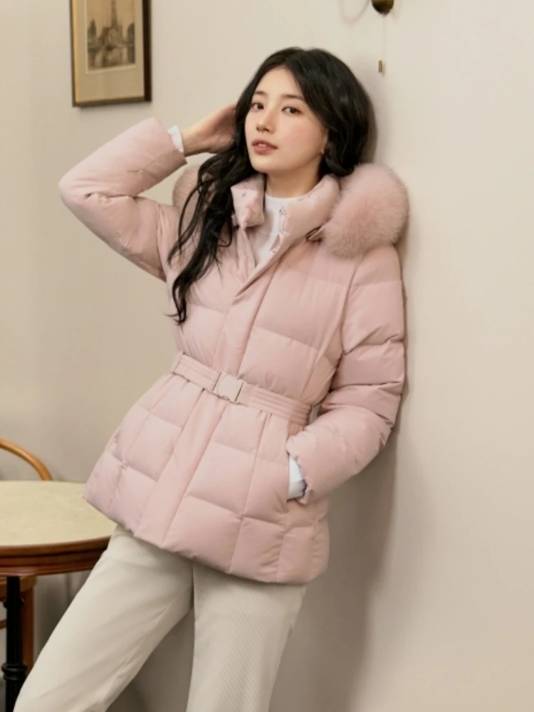 

Зимнее пальто Ele Pinki Peach Down Jaet женское средней длины с 90% белым утиным пухом, меховой отделкой и поясом на талии, новинка 2025 года