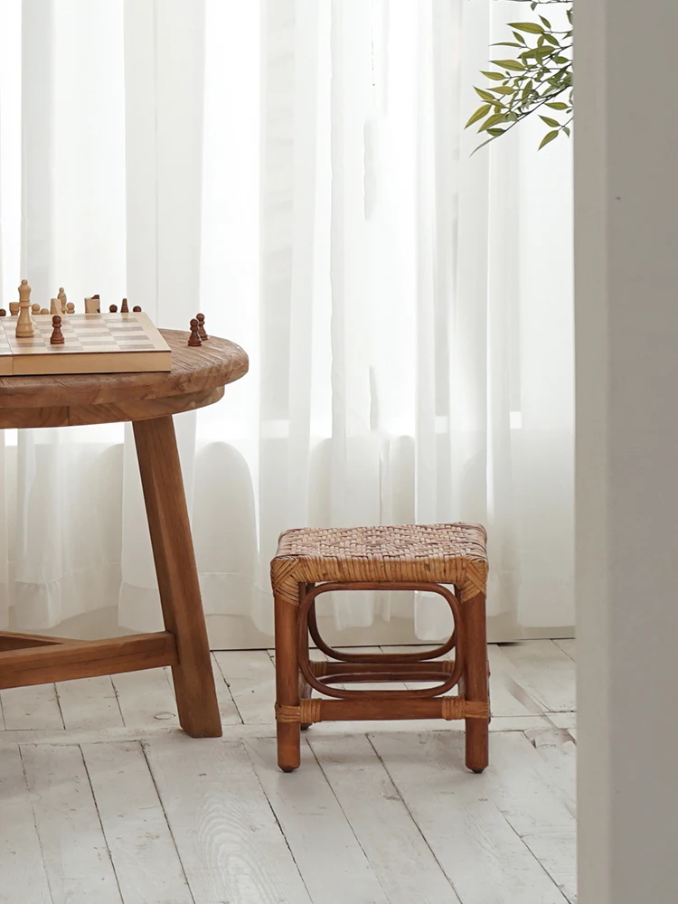 Tabouret bas en rotin tissé, petit banc nordique rétro, chaise d'enfant pour salon, tabouret de meubles en bois d'art pastChev