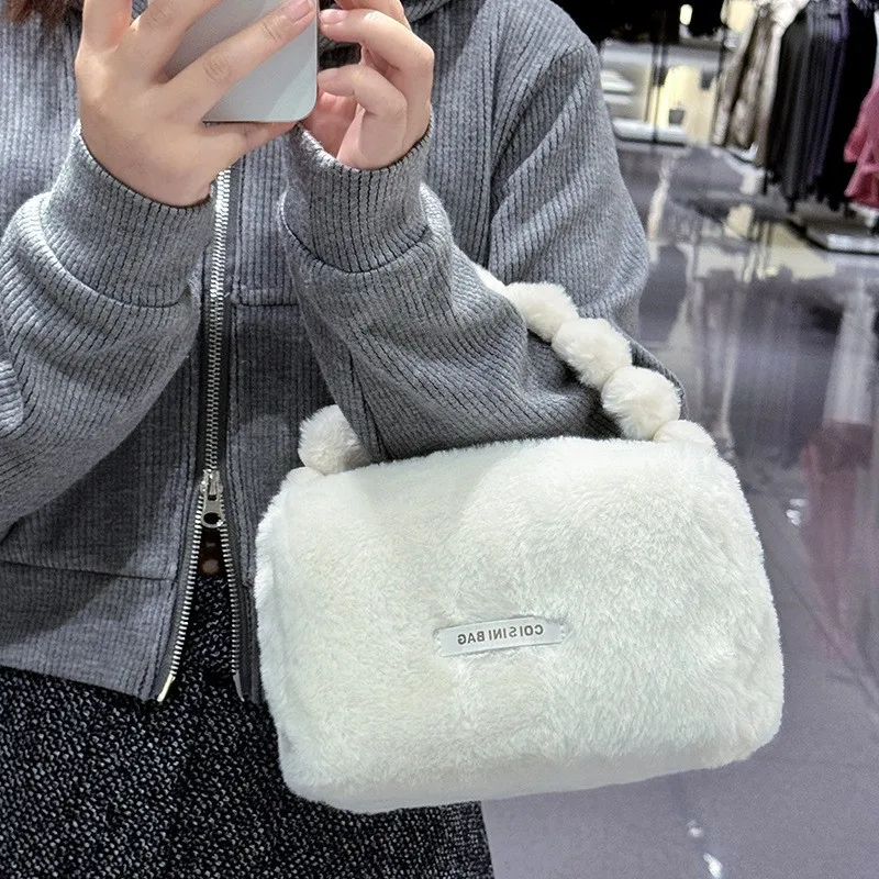 Warm Cosmetic Bag with Handle Big Capacity Winter Fur Makeup Bags for Women Soft Case for Travel Cute Washing Pouch with Zipper