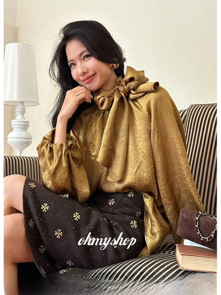 

Женская блузка Aurum 'Floating Light Golden' из жатого ацетатного шелка с рукавами-фонариками, премиум-класса, модная коллекция Весна 2026, с узлом