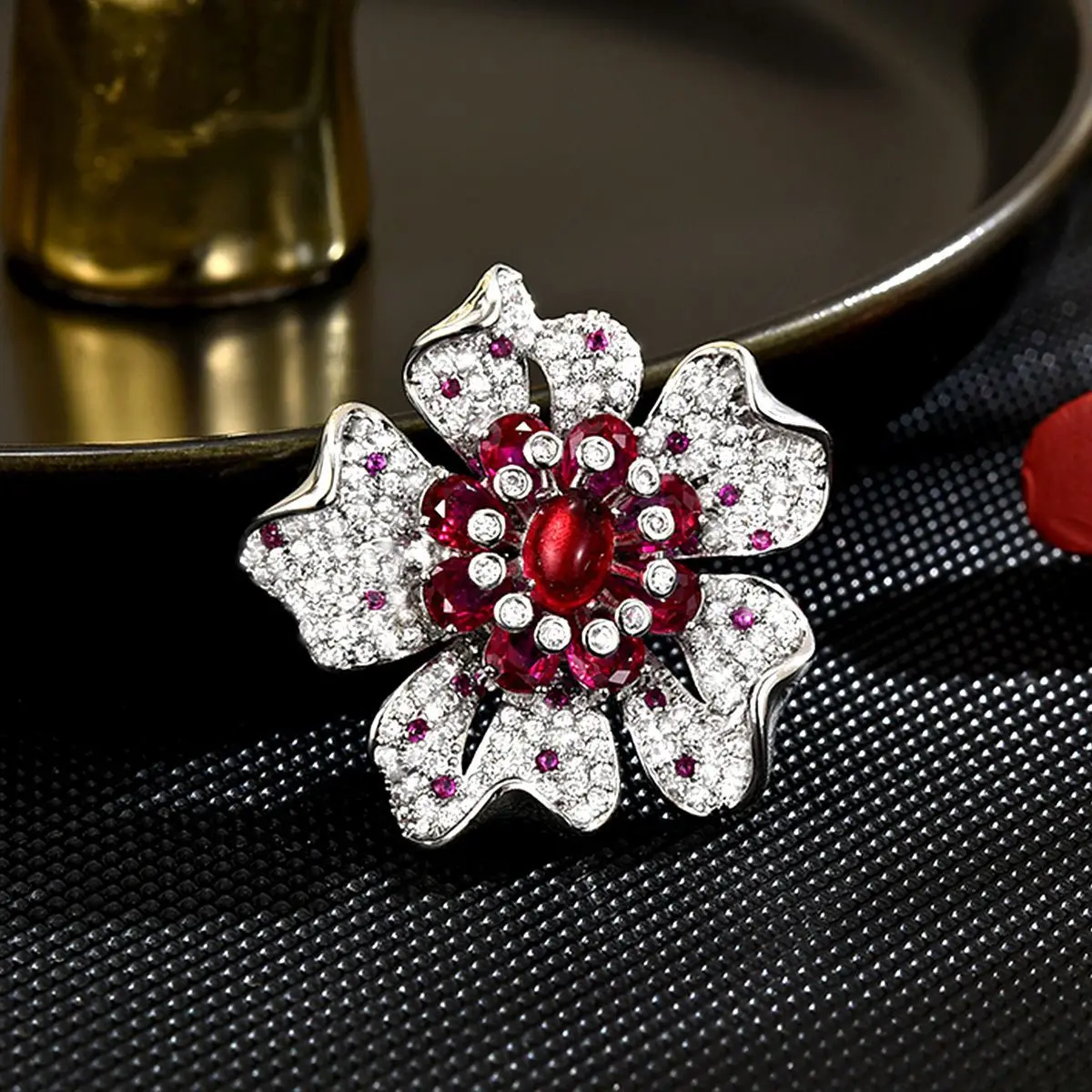 Spring New Luxury Zircon Broche Inlaid Powerful Magnet Buckle Pin Cute Rose Peony Flower Small Brooches Temperament Accessory