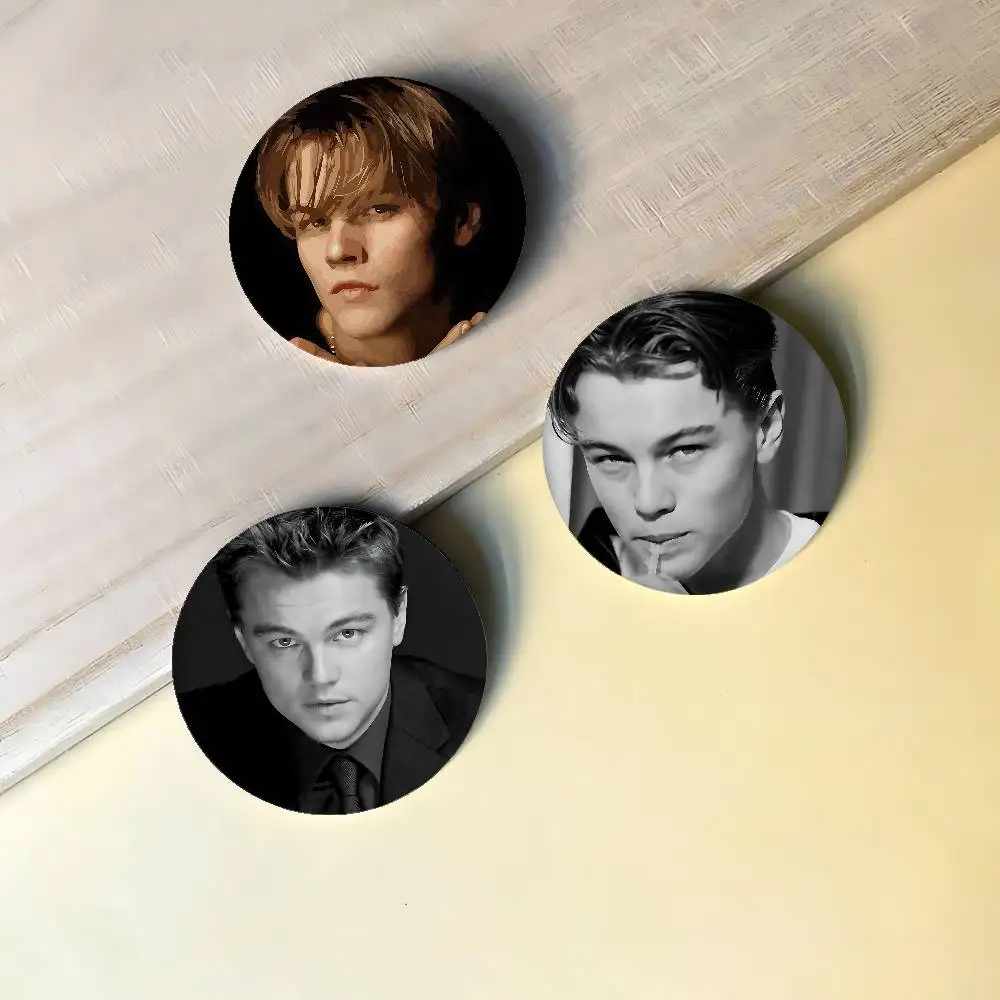 L-Leonardo Dicaprio Young Badges Peripheral Lapel Pins Tinplate Round Brooch For Shoulder Bag Accessories Souvenir Gifts
