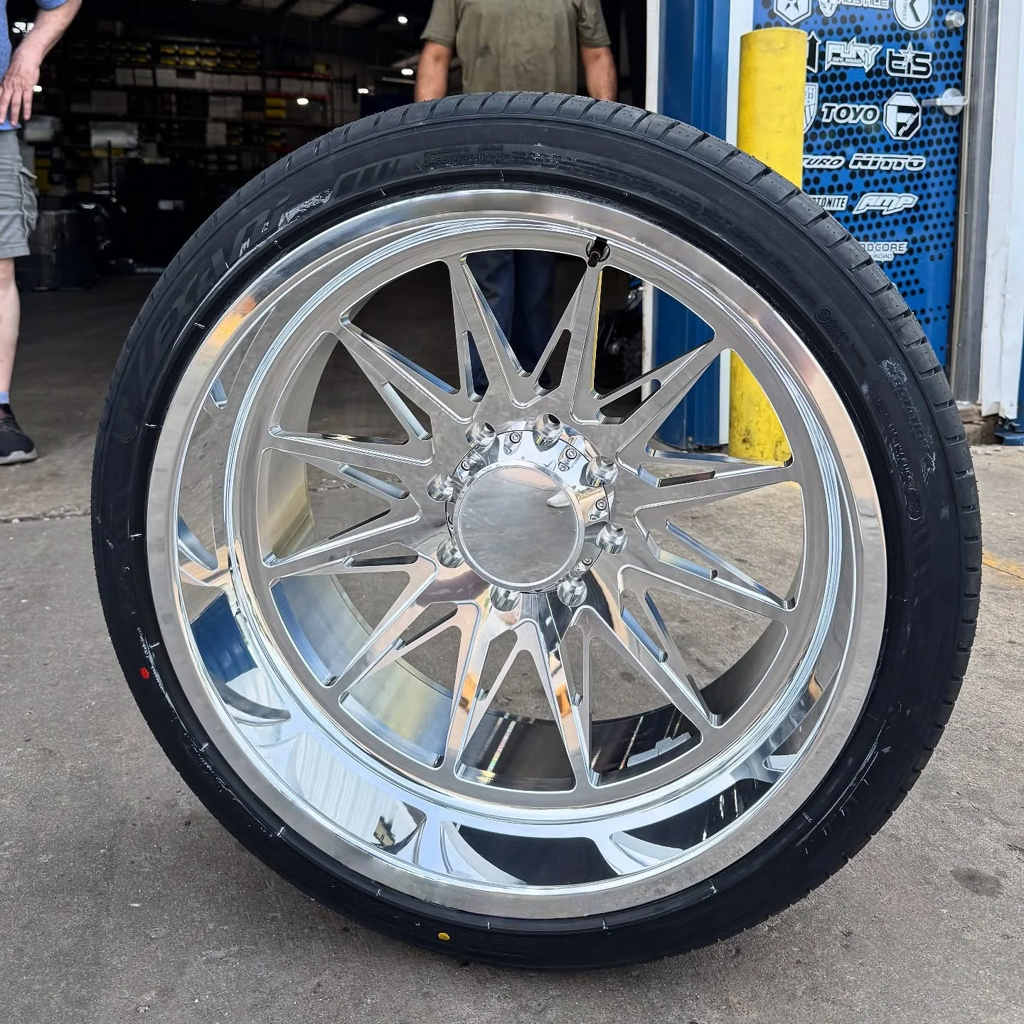 For Heavy Duty Truck Rims 26x16 28x14 28x16 Polished Forged Alloy Wheels for Ford F250 Silverado GMC Dodge Ram Toyota Pickup