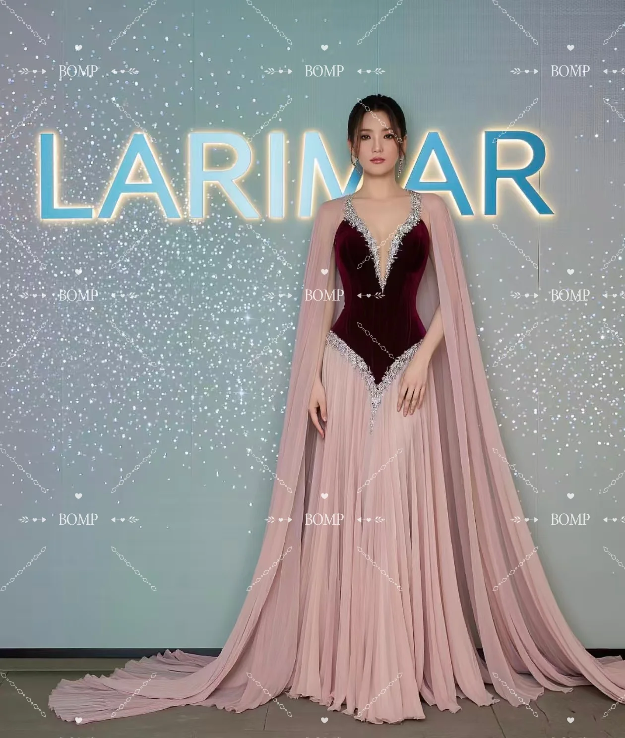 BOMP فستان سهرة فاخر مطرز بالخرز عميق على شكل حرف v كيب ثنيات على شكل حرف a شيفون أحمر الخدود فستان حفلات نسائي مخصص فساتين سهرة