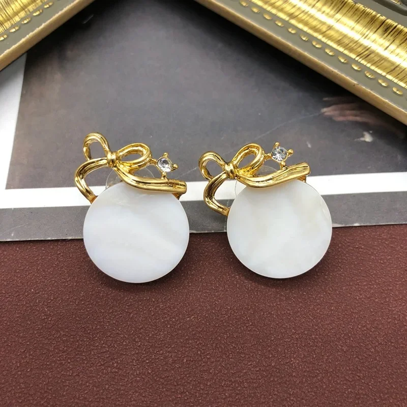 Vintage Brooch for Women Luxury Exquisite Elegant Golden Toned Beaded White Shell Flower Jewelry Perfect for Daily Wearing