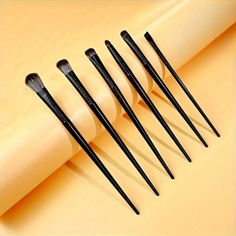 Un set di 6 pennelli per trucco occhi, ombretto delicatamente raffigurante, eyeliner, colorante halo, correttore, linea per ciglia smussate e inferiori